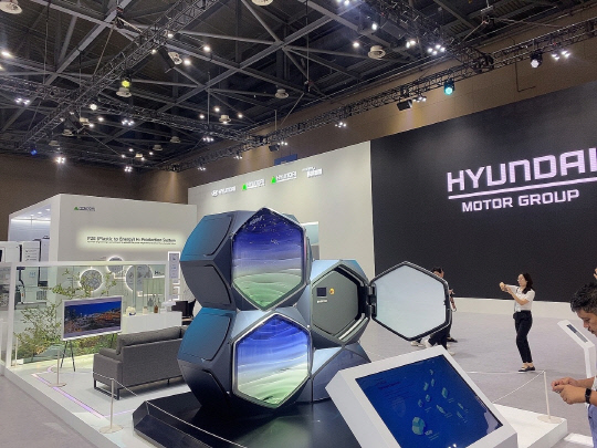 13일 경기 고양 킨텍스에서 열린 H2 MEET 현대차그룹 부스에 전시된 수소연료전지 발전시스템의 '파워 유닛 모듈'(전면 육각 제품). 장우진 기자